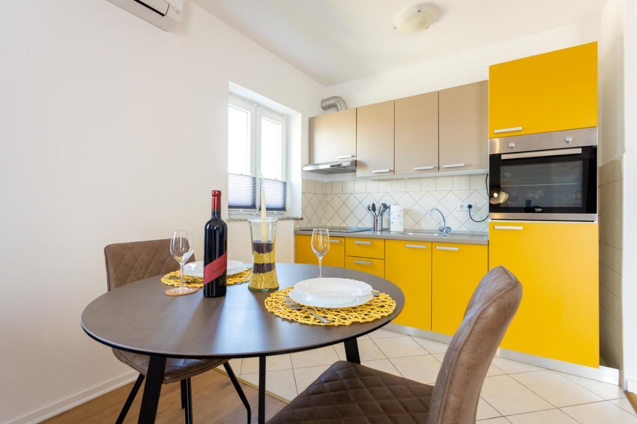 Apartment Demo Malinska Esterno foto