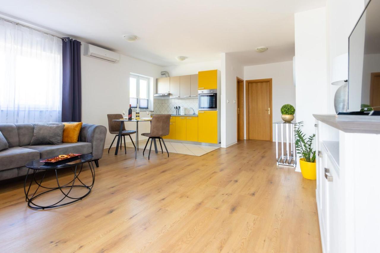 Apartment Demo Malinska Esterno foto