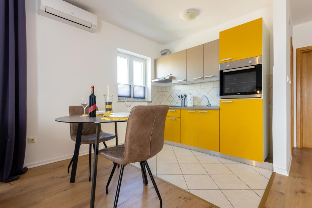 Apartment Demo Malinska Esterno foto